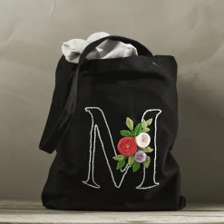 Panduro Hobby Brodera en tygkasse som får en personlig touch med bokstav och blommor | Broderikit