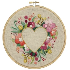 Panduro Hobby Broderikit Hjärta med blommor Ø18 cm – allt för ett kärleksfullt broderi! | Broderikit