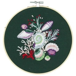 Panduro Hobby Broderikit Pearly Sea Shells Ø18 cm, allt för att brodera ett motiv med snäckor | Broderikit
