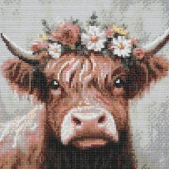 Panduro Hobby Diamond Painting ko med blomsterkrans! 30×30 cm väv + pärlor, silikon & pincett | Diamond Painting
