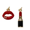 Panduro Jewellery 2 guldfärgade hängen charms, röda läppar 13,6×13,3 mm, läppstift svart & rött 5,8×21,7 mm