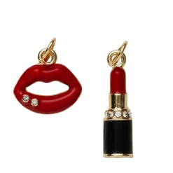 Panduro Jewellery 2 guldfärgade hängen charms, röda läppar 13,6×13,3 mm, läppstift svart & rött 5,8×21,7 mm