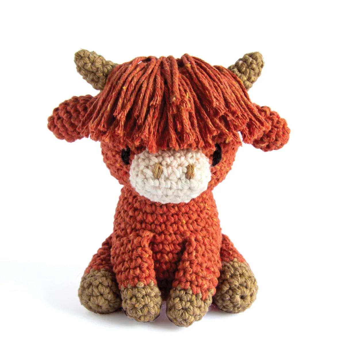 Hoooked Hooked DIY-kit Cow Aidan, virka en söt amigurumi ko, längd 18 cm