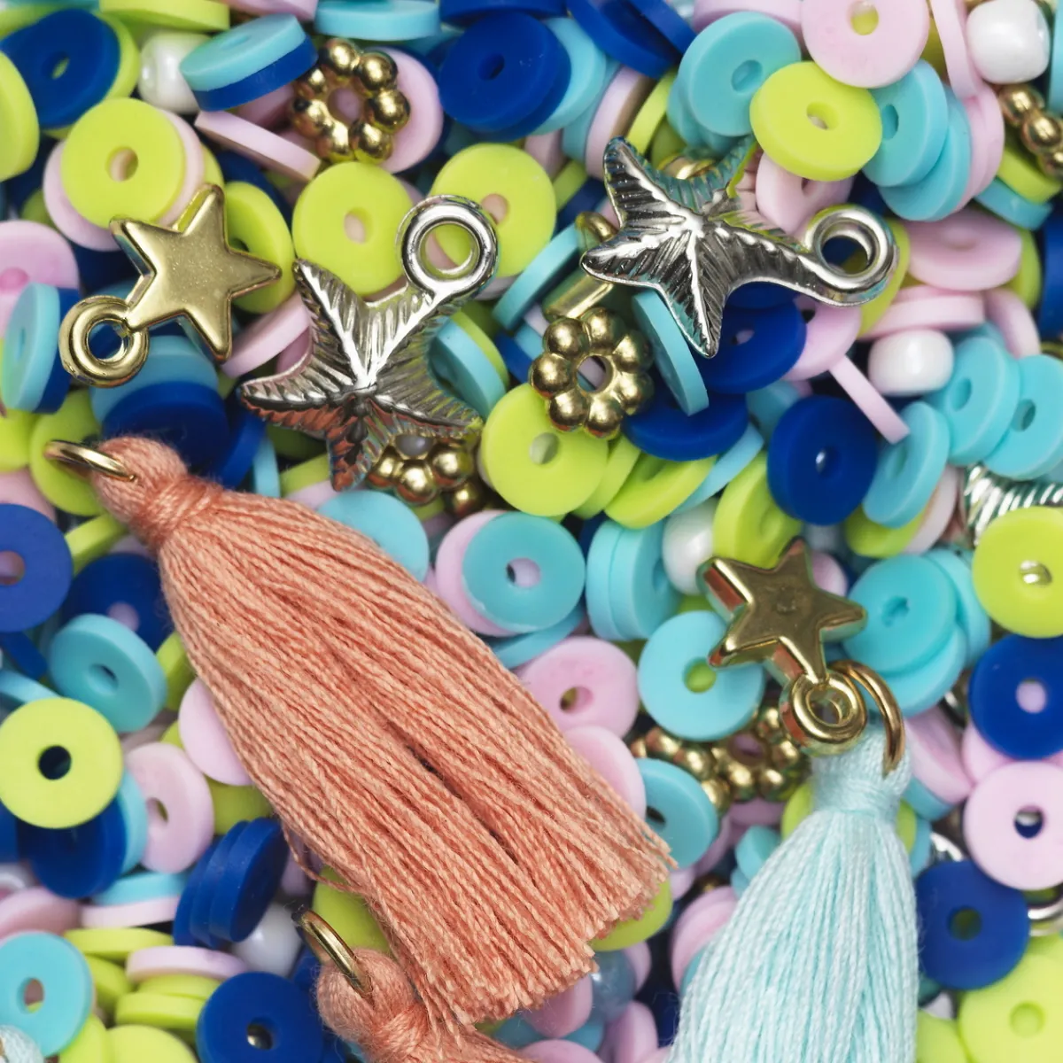 Panduro Jewellery Pärlmix med platta pärlor / heishi-pärlor Ø6 mm och diverse tillbehör – limegrön & blå färgmix