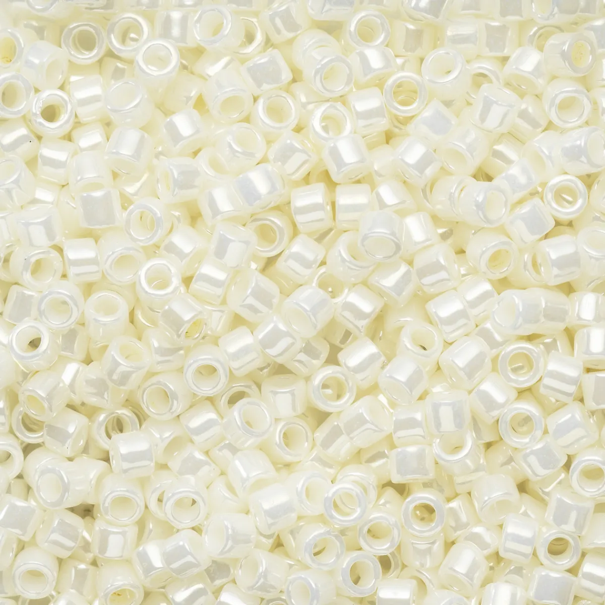 TOHO Beads Japan TOHO-pärlor 11/0 – offwhite lyster, 122 Opaque lustered white